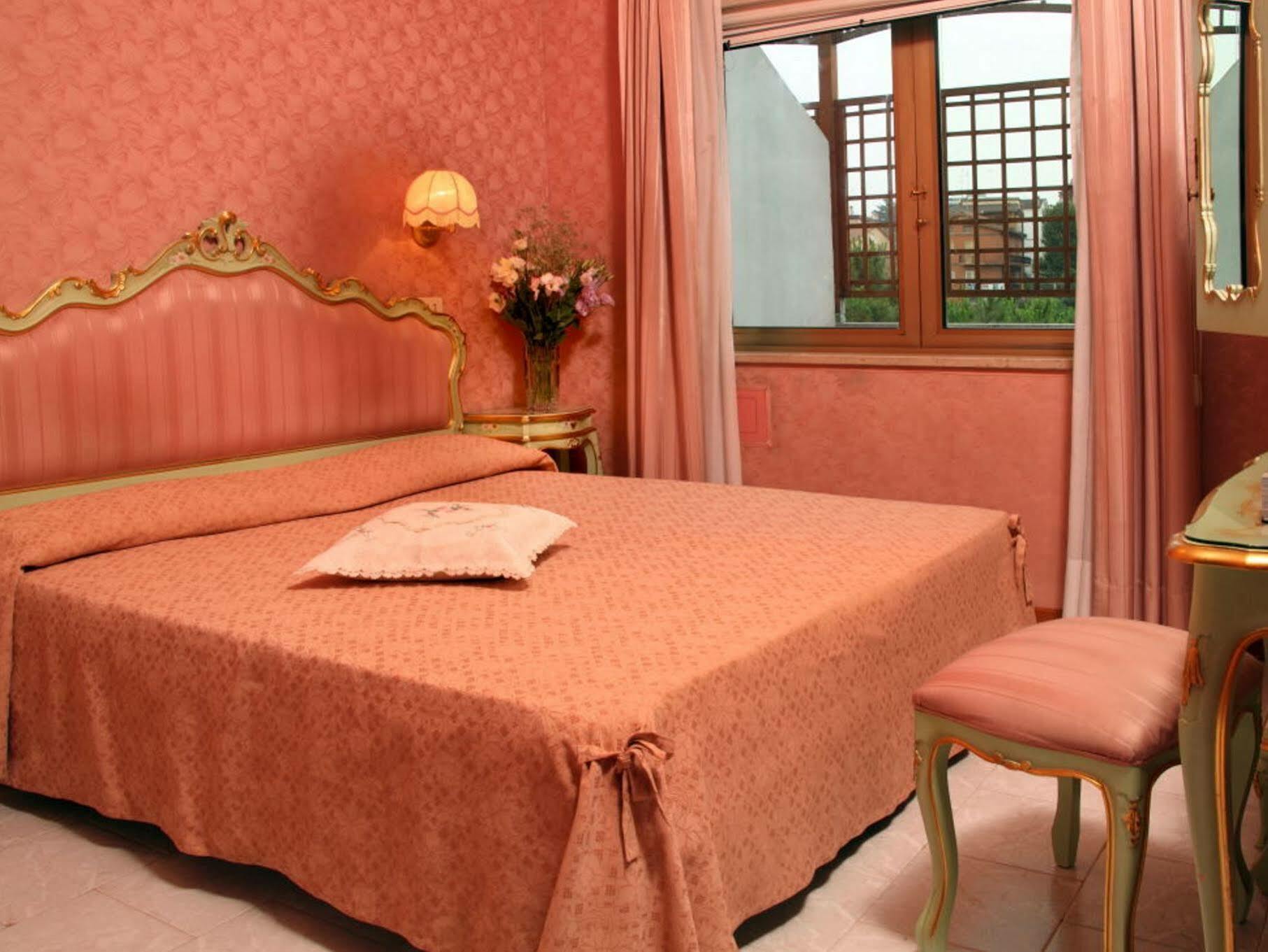 Hotel Romulus Esterno foto